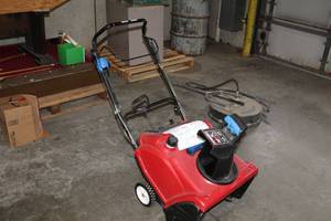 lot 33 image: Toro Power Clear Snowblower 21 38583  with R Tek 2-Cycle 141cc Engine