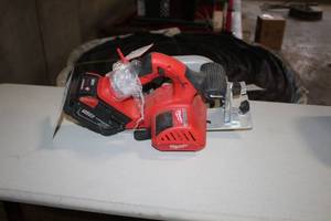 lot 60 image: Milwaukee 28V Cordless Circular Saw  6-12  0730-20  with Battery