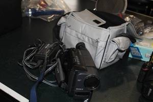 lot 42 image: Sony 7.2V Cordless Handycam Vision Video Camera Recorder CCD-TRV215  with Camera Bag and Accessories