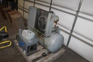 lot 28 image: 1987 Air Compressor