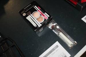 lot 274 image: Make-Up Kit  with Pur Contour Foundation Make-Up Brush