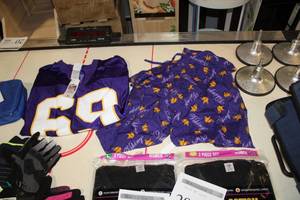 lot 285 image: Minnesota Vikings Womens PJs