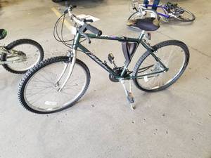 lot 714 image: Huffy Cherokee Mens 20 10-speed Mountain Bike with 19 Forest Green Frame