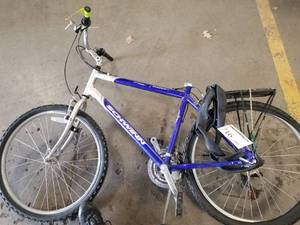 lot 716 image: Schwinn Mens 22 Trail Bike with 19 SilverBlue Frame