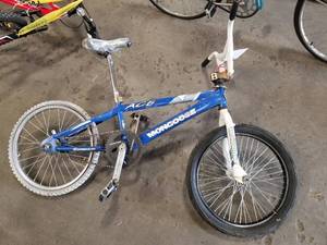 lot 717 image: Mongoose Ace Boys 15 Single-speed Trick Bike with 10 Blue Frame