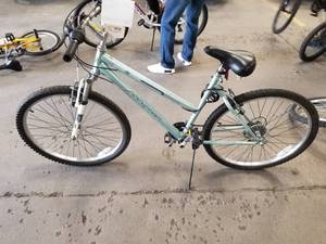 lot 726 image: Magna Great Divide Womens 21 21-speed Trail Bike with 16 Green Frame