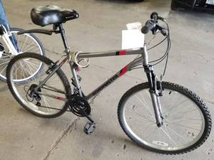 lot 733 image: Roadmaster Granite Peak Mens 25 18-speed Ground Assault Bike with 17 Silver Frame