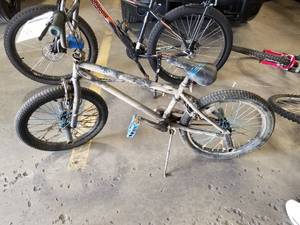 lot 736 image: Mongoose Index 3.0 Boys 18 Single-speed Trick Bike with 12 BlackBlue Frame
