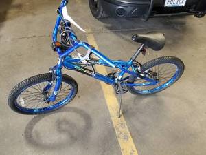 lot 739 image: Genesis Krome 20 Boys 18 Trail Bike with 12 Blue Frame