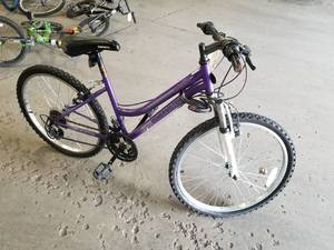 lot 740 image: Roadmaster Granite Peak Womens 23 18-speed Mountain Bike with 15 Purple Frame