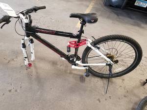 lot 745 image: Genesis V2100 Mens 26 Trail Bike with 18 Black Frame