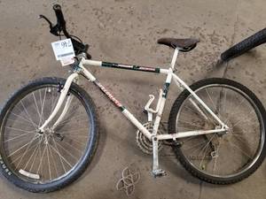 lot 746 image: Vita Specialized Mens 26 18-speed Trail Bike with 17 GreenWhiteRed Frame
