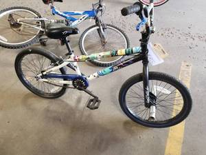 lot 753 image: Kent Ambush 17 Bike with 10 WhitePink Frame