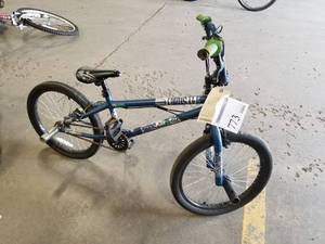 lot 773 image: Chaos Thruster Boys 18 Single-speed Freestyle Bike with 10 Blue Frame