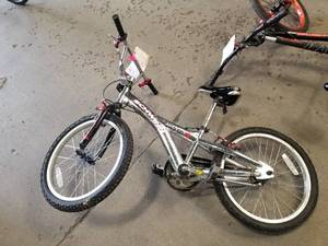 lot 779 image: Schwinn Manta Mens 18 Single-speed BMX Bike with 12 SilverRed Frame