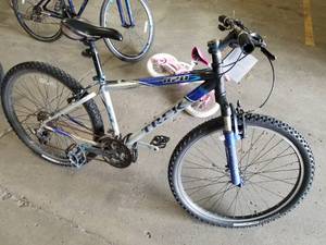lot 784 image: Trek 820 Mens 25 Trail Bike with 16 SilverBlue Frame