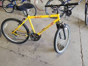 lot 783 image: Roadmaster Mtn Sport Mens 23 18-speed Mountain Bike with 16 Yellow Frame