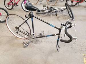 lot 791 image: Fuji Pulsar Mens 26 10-speed Street Bike with 25 BlueBlackPurple Frame