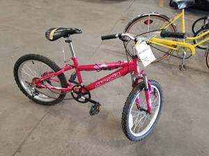 lot 792 image: Magna Boys 19 Trail Bike with 12 Red Frame