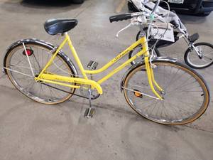 lot 796 image: Schwinn Breeze Womens 26 Single-speed Street Bike with 21 Yellow Frame