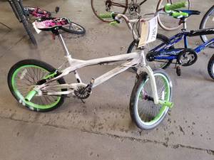 lot 785 image: Boys 19 Single-speed Trick Bike with 12 PinkWhite Frame
