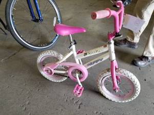 lot 800 image: Huffy Seastar Girls 10 Single-speed BMX Bike with 9 WhitePink Frame