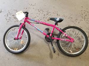 lot 798 image: Mongoose Whirl Girls 19 Single-speed Trail Bike with 12 Pink Frame