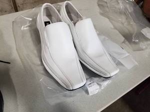 lot 318 image: Bonafini Collection Mens Dress Shoes Size 6 White