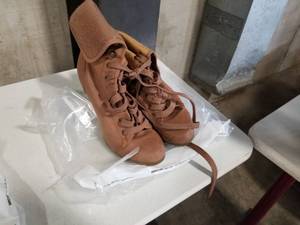lot 319 image: Womens Lace-Up Heel Boots Size 9M Brown