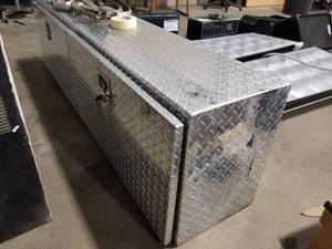 lot 398A image: Diamond Plate Aluminum Truck Bed Tool Box 72Lx16Dx20H