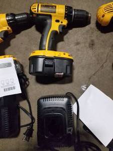 lot 400 image: DeWalt 18V Cordless Drill Driver  12 DC720  with Battery, Charger
