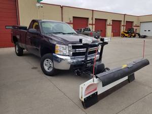 lot 2 image: 2009 Chevrolet Silverado 2500HD 2 Door Regular Cab Full-Size Plow Truck