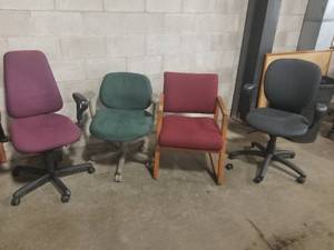 lot 361 image: Lot of (4) Office Chairs  with Rolling Office Arm Chairs (x3), Wood Office Arm Chair (x1)