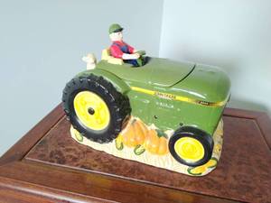lot 162 image: Ceramic John Deere Tractor Cookie Jar