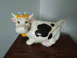 lot 167 image: Ceramic Cow Cookie Jar