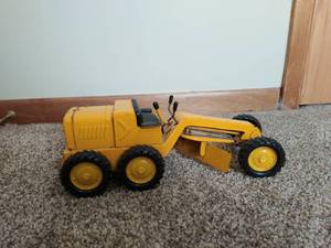 lot 198 image: ERTL Toys Tractor