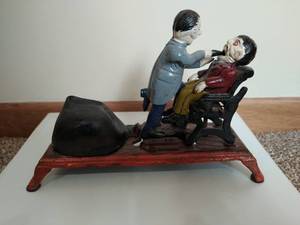 lot 252 image: Cast Iron Bank