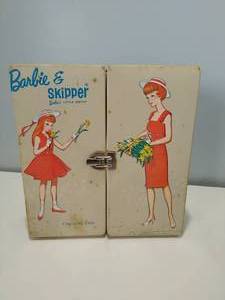 lot 277 image: Vintage 1960s Barbie And Skipper Carrying Case