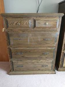 lot 113 image: Oak Five Drawer Chest Dresser