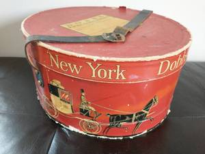 lot 119 image: Vintage Dobbs Fifth Avenue Hat Box