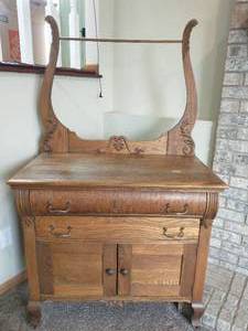 lot 129 image: Vintage Wood Washstand Caninet