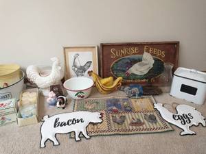 lot 215 image: Collection of Farmhouse Dcor