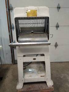 lot 20 image: Oliver Machinery Company Bread Slicer
