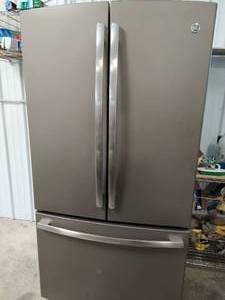 lot 38 image: GE Refrigerator