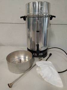 lot 39 image: West Bend 100 Cup Coffee Maker