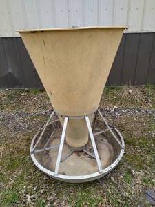 lot 419 image: Farm Animal Auto Feeder
