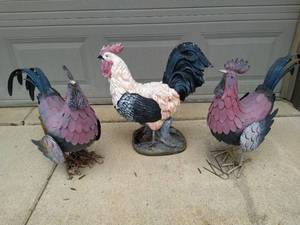 lot 420 image: Three Chicken Lawn Dcor Items