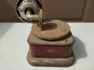 lot 438 image: Vintage Coronet Record Player
