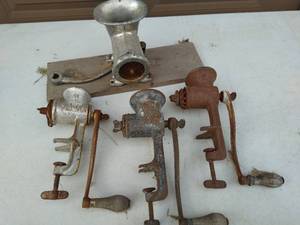 lot 439 image: Collection of Vintage Grinders
