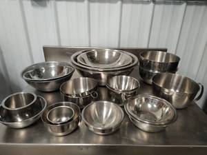lot 42 image: Collection of Mixing Bowls